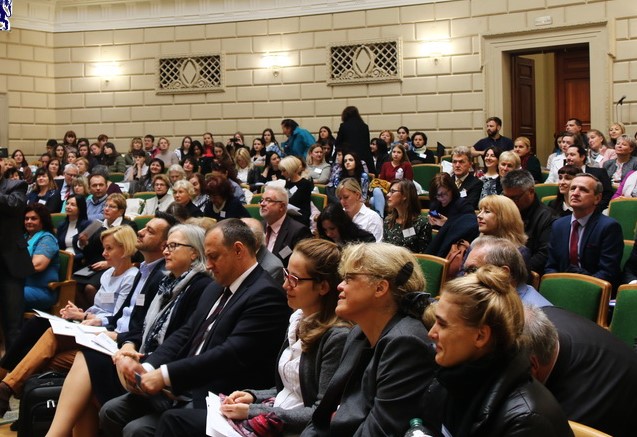 Пленарне засідання. На передньому плані - представники посольств та міжнародних організацій і фондів